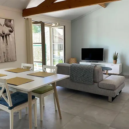 Charming With Enclosed Garden Feriehus *
